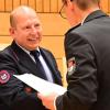 Alfred Stößer (links) wurde vom stellvertretenden Kreisbrandmeister Heiko Wolpert mit dem goldenen Feuerwehrabzeichen geehrt. Alfred Stößer (links) wurde vom stellvertretenden Kreisbrandmeister Heiko Wolpert mit dem goldenen Feuerwehrabzeichen geehrt.
