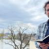 Jürgen Sammet bei der Lektüre der Benediktinischen Regel mit Blick auf die Kreuzkapelle.
