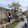 Kinder und Tafeltrauben im Weinberg sind ein, auch für Winzer als Weinstock-Paten spannendes Projekt im Barockgarten. Weinprinzessin Alicia I. erklärt den Unterschied zwischen Kelter- und Tafeltrauben. Kinder und Tafeltrauben im Weinberg sind ein, auch für Winzer als Weinstock-Paten spannendes Projekt im Barockgarten. Weinprinzessin Alicia I. erklärt den Unterschied zwischen Kelter- und Tafeltrauben.