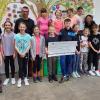Auf dem Foto von links Sandra Schuck, Elternbeiratsvorsitzende, Gudrun Schuhmann, Schulleiterin und Sandra Mainz, Elternbeiratsmitglied der Grundschule Brendlorenzen überreichten einen Scheck an Andre Lauenburger vom Familienzirkus Lauenburger.