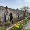 Kinder und Tafeltrauben im Weinberg sind ein, auch für Winzer als Weinstock-Paten spannendes Projekt im Barockgarten. Alicia I. zeigt, dass die Weinprinzessinnenkrone beim Rammen der Pfähle kein bisschen stört. Kinder und Tafeltrauben im Weinberg sind ein, auch für Winzer als Weinstock-Paten spannendes Projekt im Barockgarten. Alicia I. zeigt, dass die Weinprinzessinnenkrone beim Rammen der Pfähle kein bisschen stört.
