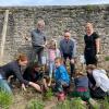 Kinder und Tafeltrauben im Weinberg sind ein von Anna Haase von Brincken (links) initiiertes, auch für Winzer spannendes Projekt, begleitet von Reinhardt Grohme (stehend, von links), Artur Steinmann und Weinprinzessin Alicia I.