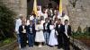 Die Kommunionkinder in Aschfeld (vorne von links): Manuel Vetter, Konstantin Wirth, Veronika Lambrecht, Clemens Marold, Emilia Amend, Moritz Freisinger, Andreas Ebert, (zweite Reihe von links): Michaela Rumpel, Maila Jansen, Tom Schneider, Emily Aulbach, Joschua Haller, Elissa Schwörer, Pfarrer Nikolaus Stanek. Dahinter die Ministranten.