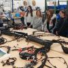 Margit Hauck gab den Mädchen einen Einblick in den Musterbau mit den verschiedenen Kabelsatzleitungen, und Kollege Robert Hüttl erklärte, was man als "Mechatroniker" alles im Prototyping machen kann.