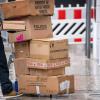 Als Paketbote – hier ein Symbolbild – hat man es nicht immer einfach. Sich einfach Zutritt zur verschlossenen Wohnung zu verschaffen ist keine gute Idee.