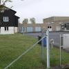 Auf der Wiese links neben dem Eingang (unser Bild) soll auf dem Gelände des Wasserwerks in Kleineibstadt ein großer Carport für Fahrzeuge mit Photovoltaikanlage auf dem Dach errichtet werden. 