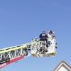 Feuerwehr mitten in der Stadt während des Maimarkts.
Mit der Drehleiter hoch hinaus?