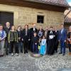 Eingerahmt von Architekt Ralf Krämer (links) und Künstler Manfred Meyerle: Beteiligte und Ehrengäste des Gottesdienstes in Euerbach. Eingerahmt von Architekt Ralf Krämer (links) und Künstler Manfred Meyerle: Beteiligte und Ehrengäste des Gottesdienstes in Euerbach.