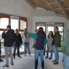 Bei einem Ortstermin im Kindergarten machte sich der Urspringer Gemeinderat ein Bild von den aktuellen Sanierungsarbeiten. Die verantwortliche Architektin Corinna Lang (Mitte) und die Kindergartenleitung (links) stellten sich den Fragen der Räte.
