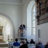 Dekan Oliver Bruckmann bei seiner Predigt in der renovierten Kirche in Euerbach.