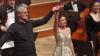 Der Dirigent die Staatsbad Philharmonie Bad Kissingen, Klaus Simon, und die Sopranistin Katharina Ruckgaber im Max-Littmann-Saal von Bad Kissingen.
