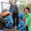 Schon nach gut einer Stunde verluden Stefanie Döpfner (von links), Benedikt Friedrich und Kerstin Krammer-Kneissl als Verantwortliche der Müllsammelaktion, zu der die Stadt Gerolzhofen am 22. April aufgerufen hatte, volle Müllsäcke auf einen Anhänger.