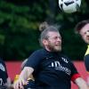 Paul Lücke (Mitte, hier in der Landesliga-Partie gegen Höchberg im Kopfballduell mit Tim Eisenberger) hatte in der Nachholpartie des TSV Rottendorf gegen Alemannia Haibach die Chance auf den späten Ausgleich.