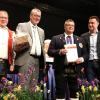 Die Dirigentennadel in Bronze der Bundesvereinigung Deutscher Musikverbände überreichten der Vorsitzende des Nordbayrischen Musikbundes (MBMB), Markus Schenk (rechts), zusammen mit Veitshöchheims Bürgermeister Jürgen Götz als NBMB-Ehrenkreisvorsitzender (zweiter von links) an Stefan Wagner; links der Veitshöchheimer Musikvereinsvorsitzende Johannes Röhm. Die Dirigentennadel in Bronze der Bundesvereinigung Deutscher Musikverbände überreichten der Vorsitzende des Nordbayrischen Musikbundes (MBMB), Markus Schenk (rechts), zusammen mit Veitshöchheims Bürgermeister Jürgen Götz als NBMB-Ehrenkreisvorsitzender (zweiter von links) an Stefan Wagner; links der Veitshöchheimer Musikvereinsvorsitzende Johannes Röhm.