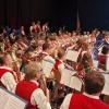 Stefan Wagner dirigierte in den Mainfrankensälen ein Orchester mit vier Tuben, neun Posaunen, 15 Trompeten und Flügelhörnern, neun Bariton bzw. Tenorhörnern, sechs Querflöten, zwölf Klarinetten, neun Saxophonen und sieben Schlagzeugern.