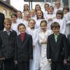 (gs)   Geduldige, ausdauernde und neugierige Zeugen für Jesus zu sein, dazu ermutigte Kaplan Thomas Menzel die Kommunionkinder. „Jesus möchte die Welt mit euch verwandeln“, sagte Menzel in seiner Predigt. An Tisch des Herrn gingen Luisa Müller, Lorena Raab, Hannah Wehner und Sarah Wehner aus Gefäll, Sara Eyrich, Leonie Grom, Celia Reith und Sophie Söder aus Premich, Lorena Beiersdörfer, Fabian Hein, Jonathan Hein, Maxima Karges, Emma Keßler, Emma Kugler, Niklas Langendörfer, Manuel Metz, Verena Metz, Alina Schrenk und Sarah Wehner aus Stangenroth.