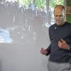 Robert Andreasch: Der Journalist warnte im Stattbahnhof vor einer Verharmlosung der rechten Szene in Bayern. Mit im Bild (links) Frank Firsching, Sprecher des lokalen bunten Bündnisses gegen Rechts.