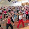 (cr)   „Super, ihr wart klasse“, das Lob von Diplom-Tanzpädagogin Jessica Tate gilt den 400 Besuchern des ersten „Zumba-Day“ in der Franz-Hofmann-Halle in Knetzgau. Tanz- und Sportbegeisterte hatten die Möglichkeit, das lateinamerikanisch inspizierte Tanz- und Fitness-Workout kennenzulernen. Doch nicht nur die eigene Fitness stand im Vordergrund, denn jeder der Besucher konnte für einen guten Zweck schwitzen. Der Erlös aus den Eintrittsgeldern geht an ein Straßenkinderprojekt in Brasilien. „Zumba ist momentan der Trendsport“, erklärt Tanzpädagogin Jessica Tate, die in Haßfurt, Bamberg, Schweinfurt und Würzburg tätig ist. Zumba ist ein Workout, das lateinamerikanischen Tanz und Fitness vereint. Flotte Bewegungen zu mitreißender Musik bringen ein dynamisches und effektives Training. „Zumba bringt pure Lebensfreude und viel gute Energie“, so Tate. Besonderes Highlight war die „Capoeira-Show“ mit den aus Brasilien stammenden Zumba-Trainern Lucas Correia Freitag und Herbert Cebolinha. Beide vermittelten einen Teil ihrer brasilianischen Kultur mit der tänzerischen Kampfkunst. In der voll besetzten Halle wurden Hüften geschwungen und Arme begeistert in die Luft geworfen, das alles mit einem Lächeln im Gesicht.
