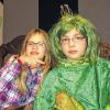 Die Königstochter und ihr zweites Ich, der Frosch: Antonia Kreußer, links, und Xavier Steiner spielten die Hauptrollen in „Prinzessin Piesepampel“.