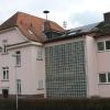 Der Altbau der Grundschule Sackenbach stammt aus dem Jahr 1926, der rechts zu sehende Anbau aus dem Jahr 1965. Nun will die Stadt die große Fläche aus Glasbausteinen entfernen und durch eine andere Konstruktion ersetzen lassen, da die Steine teilweise splittern. Auch sonst stehen etliche Investitionen an.