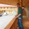 Christoph von Hutten blickt in den Innenhof der komplett mit Lärchenholz aus dem eigenen Wald verkleideten Bike Lodge. 