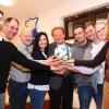 Halten für die nächsten zwei Jahre den Ball, aber auch symbolisch die Fahne und die Ehre des FC Reupelsdorf hoch – die neue Vorstandschaft des örtlichen Sportvereins mit (von links) Bastian Flachenecker, Manfred Flurschütz, Thomas Czeschka, Karin Drechsel, Reinhard Hümmer, Sebastian Meier, Daniel Czeschka, Hannah Czeschka und Kathrin Hümmer.
