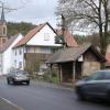 Sehr schnell gefahren wird oft an der Straße vor dem Bushäuschen (Mitte) in Burghausen. Das gefährdet die Schulkinder, klagten Eltern bei der Bürgerversammlung und forderten Tempo 30.