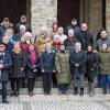 Gruppenbild vor der Abteikirche der Benediktiner in Münsterschwarzach beim Kulturnachmittag des DJK-Kreisverbands Steigerwald.