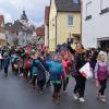 Bunt und fröhlich schlängelte sich der Faschingszug durch die Straßen Euerbachs, angeführt von Bürgermeisterin Simone Seufert.
