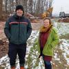 Es wird gebaggert: Gregor Wobschall und Christiane Brandt kümmern sich darum, dass im Wald  zwischen Rettersheim und Unterwittbach Biotope für Gelbbauchunken und Kreuzkröten entstehen.