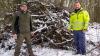 Bauhofleiter Jacob Matusik (rechts) und Forsttechniker Phillip Theobald stehen vor einem Wurzelberg im Wasserschutzgebiet bei Halsheim. Darunter: Bauschutt und anderer Unrat.
