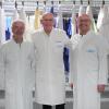 Bernhard Roth, Stephan Ullmer-Kadierka und Markus Till bei der Übergabe der Spenden für die Bildungspartnerschaft im Ullmer-Werk in Bad Neustadt.