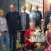 Verabschiedung von Alfons Lindner mit seinem Sportkurs durch die Leiterin der Volkshochschule Susanne Duckstein.