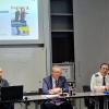 Der Chef der Polizei-Inspektion Würzburg-Land, Polizeidirektor Manuel Weikert (2. von rechts) und sein Stellvertreter, 1. Polizeihauptkommissar Andreas Maier (rechts) machten dem Veitshöchheimer Gemeinderat die Einrichtung einer Sicherheitswacht schmackhaft.