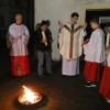 Am Osterfeuer begann die fast zweistündige eindrucksvolle Feier der Osternacht. Pater Laszlo war in diesem Jahr zu Gast in Schwemmelsbach, der unterstützt von den Ministranten und Mesner Josef Sauer die Osterkerze mit den fünf Weihrauchkörnern als Symbol für die fünf Wundmale Christi versehen hat.