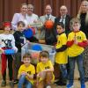 Auf dem Foto (hinten von links): Kultusstaatssekretärin Anna Stolz, Rolf Wiesmann, Joachim Brand, Bürgermeister Jürgen Lippert, Schulleiterin Kerstin Weber mit Schulkindern der Grundschule Gemünden-Langenprozelten.