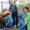 Schon nach gut einer Stunde verluden Stefanie Döpfner, Benedikt Friedrich und Kerstin Krammer-Kneissl an der Müllzentrale am Kriegerdenkmal in Gerolzhofen volle Müllsäcke auf den Anhänger.