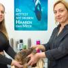 Nicht wegwerfen, sondern für eine gute Sache spenden: Martina Menth (rechts) und ihre Tochter Melina  vom Haarstudio Scherenschnitt in Gerolzhofen unterstützen die Aktion "Hair Help the Oceans" mit  gesammelten Haarabfällen aus ihrem Salon.