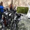 Diakon Wolfgang Dömling segnete nach einer Fahrradandacht in der Stadtpfarrkirche die Räder und wünschte allen Radlern stets eine unfallfreie Fahrt.