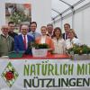 Bei der Pflanzentaufe im Glashaus Rückel & Bauer (v. li.): Friedrich Reim (Bayerischer Gärtnereiverband), Pfarrer Dr. Eugen Daigeler, Regierungspräsident Dr. Eugen Ehmann, Landrat Florian Töpper, Staatsministerin Judith Gerlach, Frank Bauer, Pia Bauer, 3. Bürgermeister Heiko Zimny, Margit Bauer.