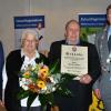 Hubert Englert aus Wülfershausen, hier mit Ehefrau Maria Englert, wurde von Bürgermeister Wolfgang Seifert zum Ehrenbürger ernannt, Landrat Thomas Habermann (links) gratulierte.