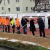 Am Ende hat es dann doch geklappt. Alle haben gleichzeitig Sand geworfen. Der erste Spatenstich zum Ausbau des Reichenbaches in Burglauer ist vollzogen.