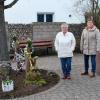 Gertrud Konrad und Birgit Schamberger im Bereich des geschmückten Brunnens.