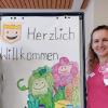 Marie Hofmann (links) und Michaela Mantel vom Amt für Ernährung, Landwirtschaft und Forsten in ihren Rollen als „Himbeere“ und „Supersalat“. Bei ihnen erhielten Schülerinnen und Schüler der Kreuzbergschule ihren Lebensmittelführerschein.