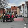 Die Fahrbahnerhöhung vor dem Rathaus Estenfeld ist der politischen Gruppierung "EinS" zu niedrig und sollte zur Sicherheit durch einen Zebrastreifen erhöht werden. Das sieht Bürgermeisterin Rosi Schraud eher kritisch. Die Fahrbahnerhöhung vor dem Rathaus Estenfeld ist der politischen Gruppierung "EinS" zu niedrig und sollte zur Sicherheit durch einen Zebrastreifen erhöht werden. Das sieht Bürgermeisterin Rosi Schraud eher kritisch.