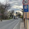 Der Fußgängerüberweg am Sängerheim in Estenfeld ist schon unter normalen Umständen kaum sichtbar. Wenn er dann noch, wie auf dem Foto, von einem parkenden Lkw verdeckt wird, wird es nicht nur für Kinder und Senioren gefährlich. Dort soll nach dem Willen des Gemeinderates Abhilfe geschaffen werden.