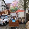 Gegen eine kleine Spende für ein öko-soziales Projekt konnten die Kinder im Weidenkorb unter dem originellen Ballon "schweben".