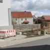 Deutlich vorangegangen sind die Dorferneuerungsmaßnahme am Dorfgrabenweg. Es fehlen noch der Pavillon, der Brunnentrog sowie die E-Bike-Lade-Station. Deutlich vorangegangen sind die Dorferneuerungsmaßnahme am Dorfgrabenweg. Es fehlen noch der Pavillon, der Brunnentrog sowie die E-Bike-Lade-Station.