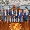 Siegens Bürgermeister Steffen Mues übergibt die Leitung der Geschäftsstelle des Netzwerkes der Regiopolen an Oberbürgermeister Christian Schuchardt. Mit auf dem Bild Claudia Warnecke, Wolfram Leibe, Tobias Knoblich, Pit Clausen, Mike Groß-Schütte, Stefan Pfeiffer, Andreas Hubalek, Till Braukmann, David Natus, Yvonne Beck, Klaus Walther und Michal Kopriva.