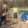 Helmut Hummel, Günter Hegmann und Joachim Olschok von PRO-Waldbad beseitigen eine Unebenheit im Bereich des Schwimmerbeckens.